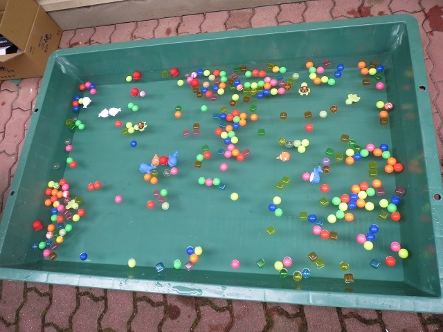 でっかい桶に浮かんだスーパーボール