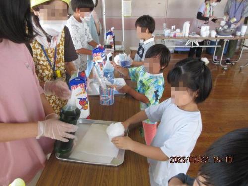 かき氷にシロップをかけてもらう