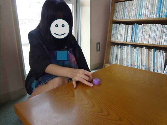 指ではじく