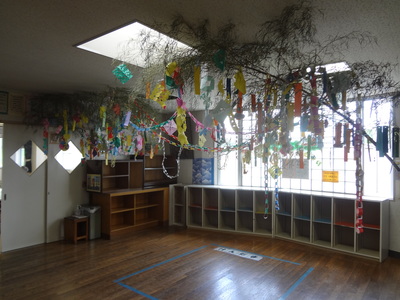 児童館に飾られている七夕飾りの写真