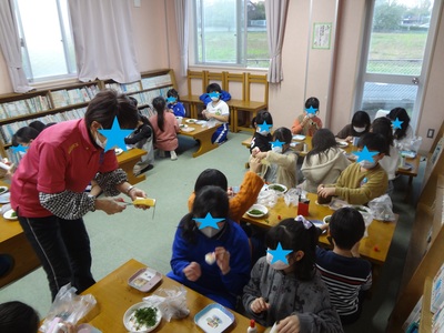 先生の話を聞きながら森のえんぴつ立てを作り始める子どもたちの写真