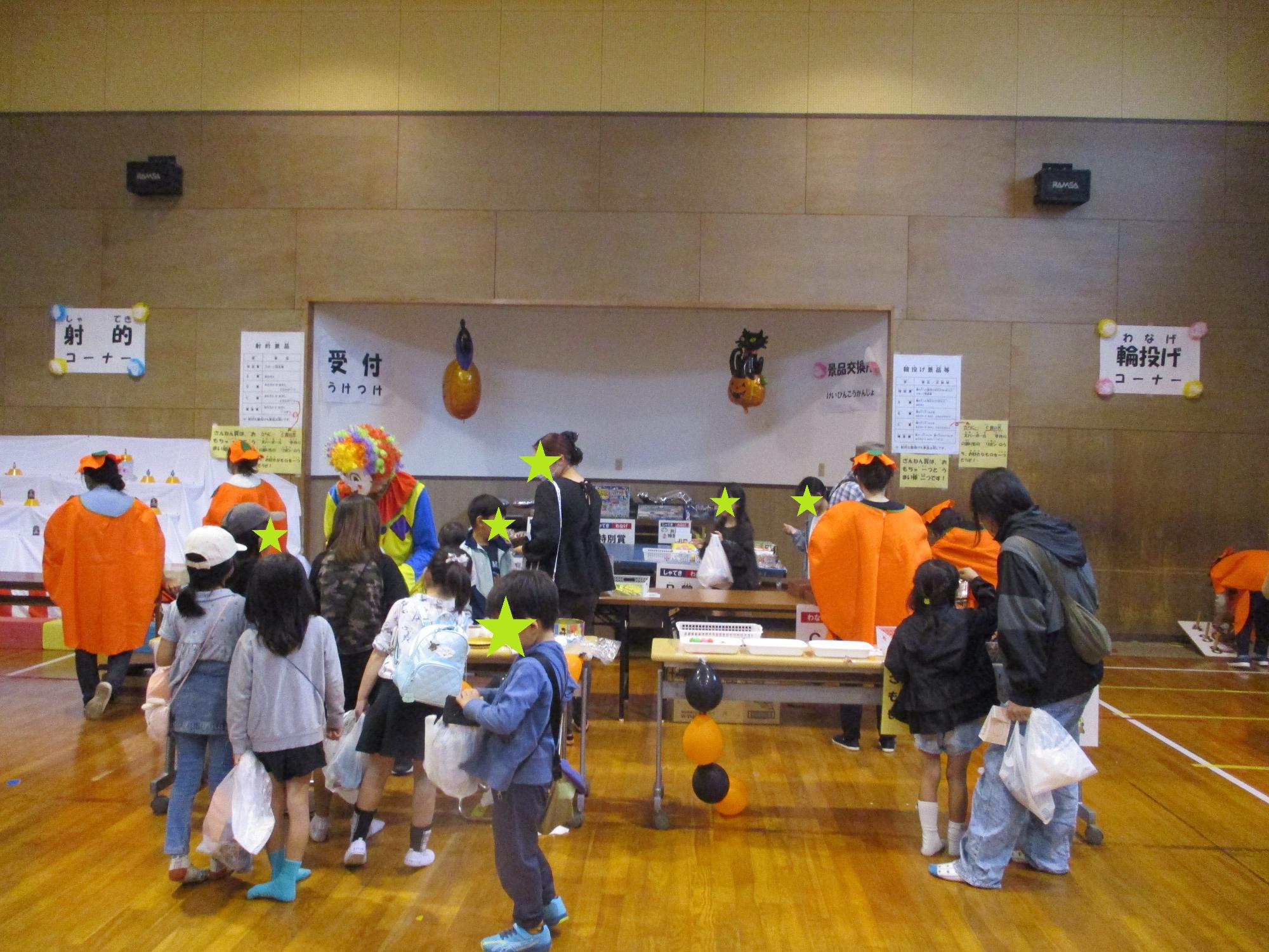 ゲームコーナーの受付に並ぶ子どもたち