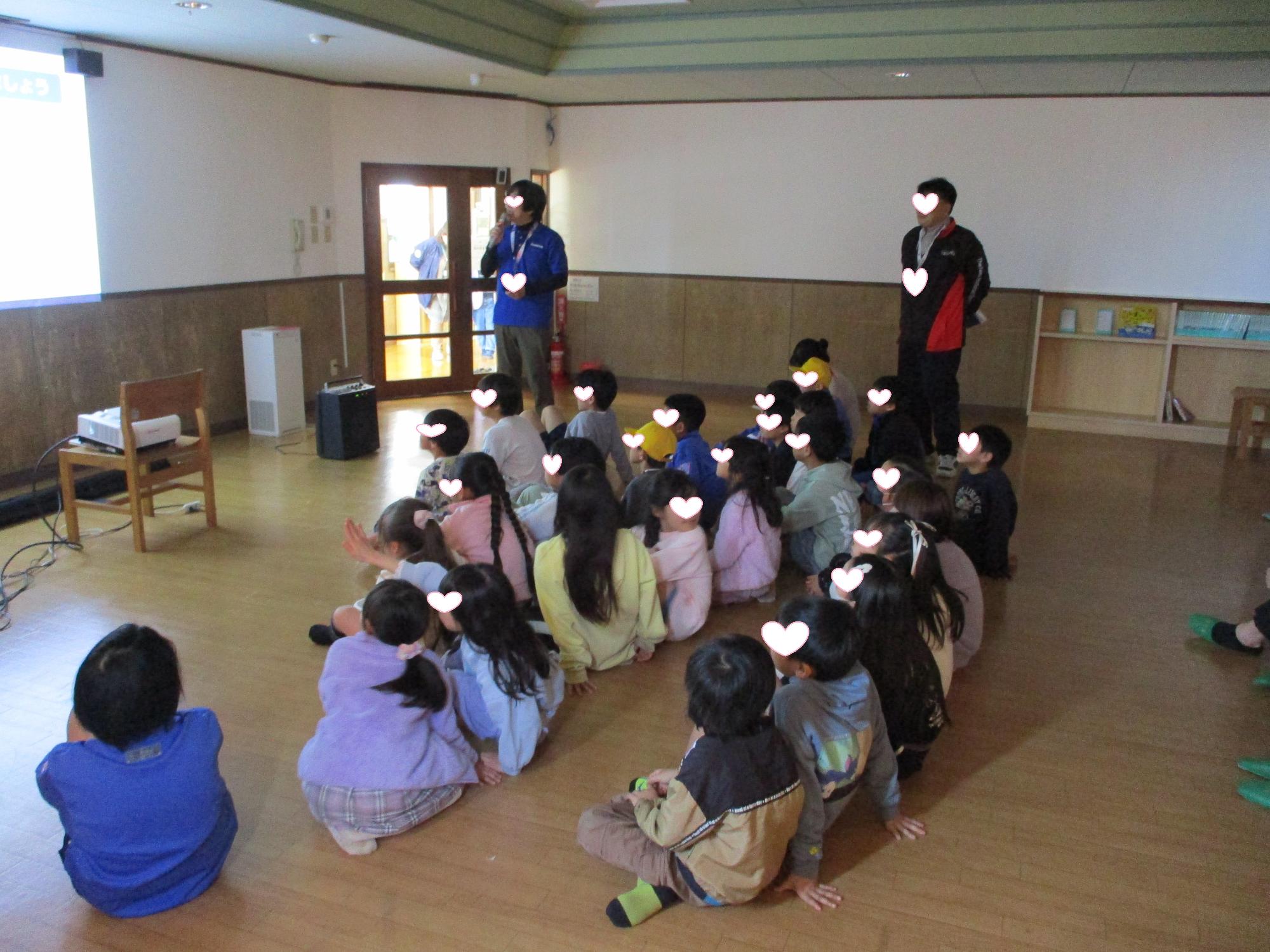 真剣に先生のお話しを聞く参加者