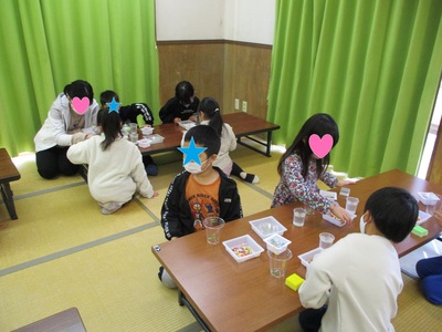 作業をしている子供たちの写真