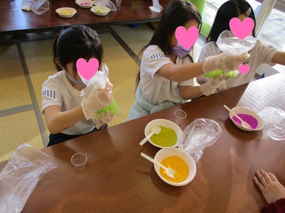 入浴剤を作っている様子の写真
