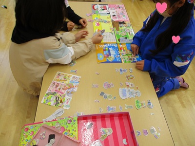 子ども達が遊んでいる様子の写真