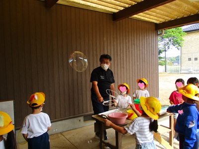 しゃぼん玉をしている様子の写真