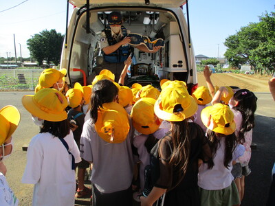 救急車の見学をしている子どもたち写真