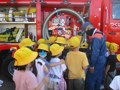 消防車の見学をしている子どもたち写真