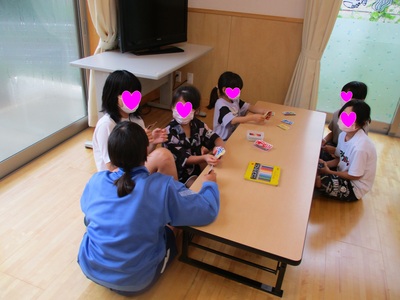 豊里中学校のお姉さんが子どもたちと遊んでくれている様子の写真