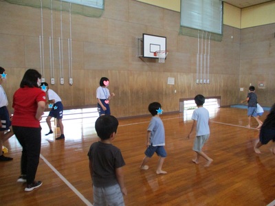 ドッジボールをしている子どもたちの写真