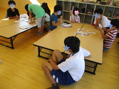 豊里中学校のお兄さんとお姉さんが子どもたちと遊んでくれている様子の写真