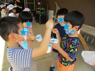 かき氷を食べている子供たちの写真