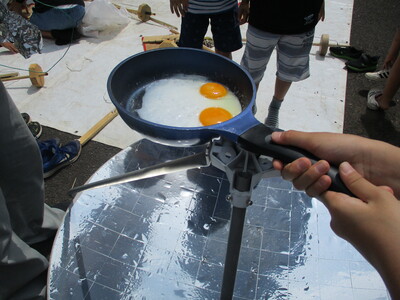 ジャンボパラボラアンテナを使い目玉焼きを作っている様子の写真