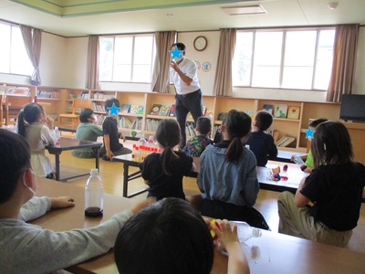 池田先生の話を聞いている子供たちの写真