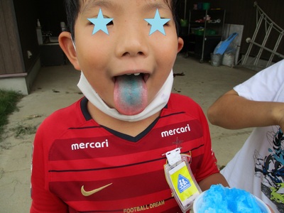 かき氷を食べて舌に青色がついてしまった様子の写真