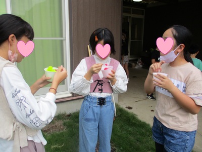 かき氷を食べている子供たちの写真