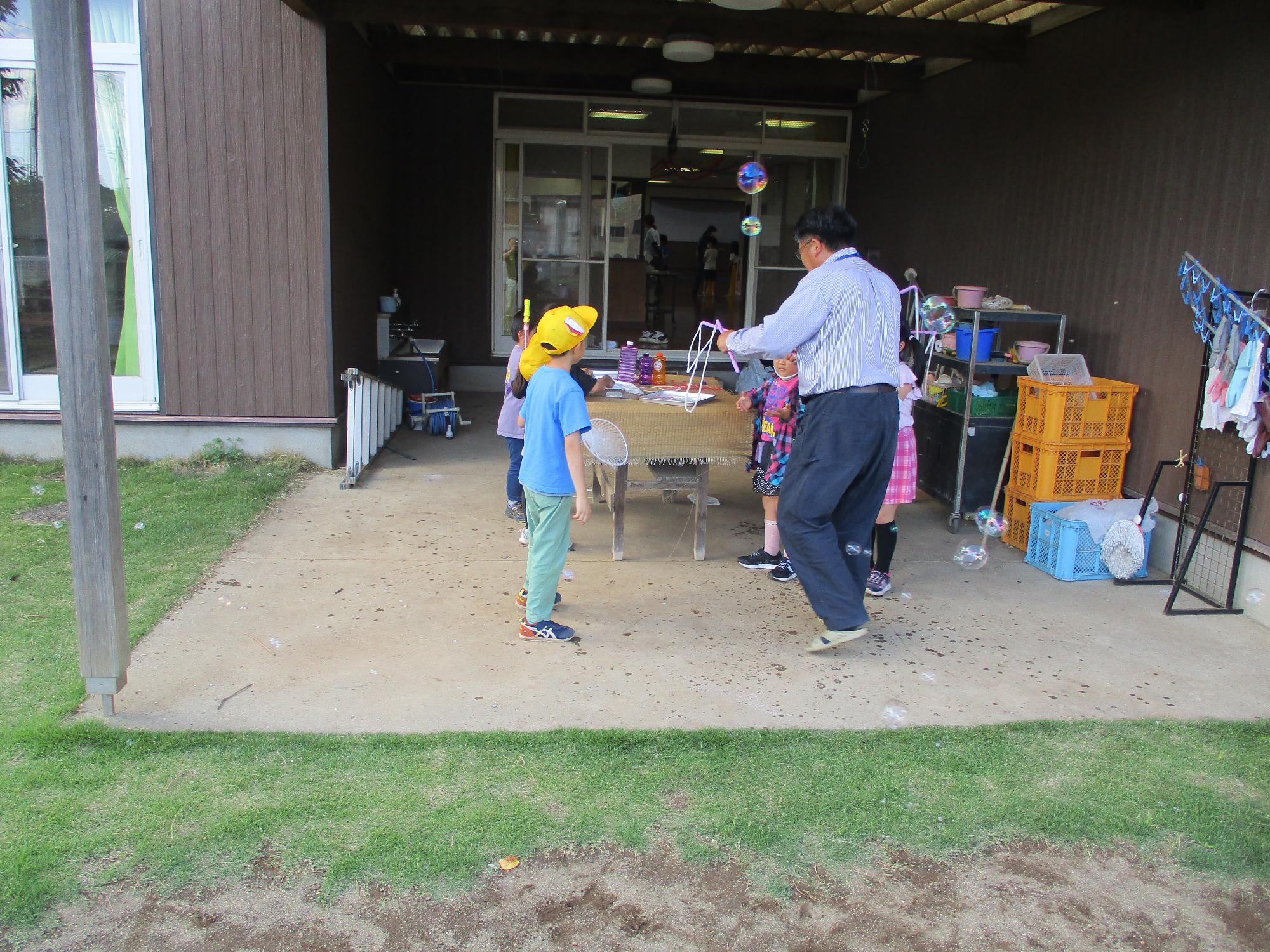 しゃぼん玉で遊んでいる子供たち