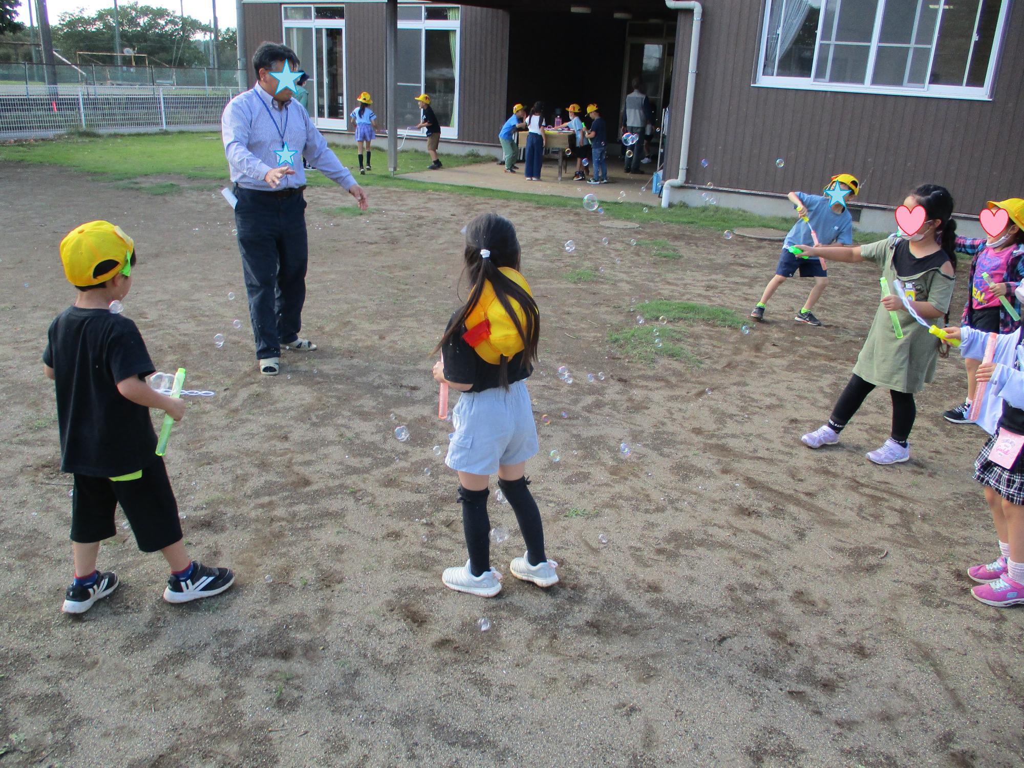 しゃぼん玉で遊んでいる子供たち