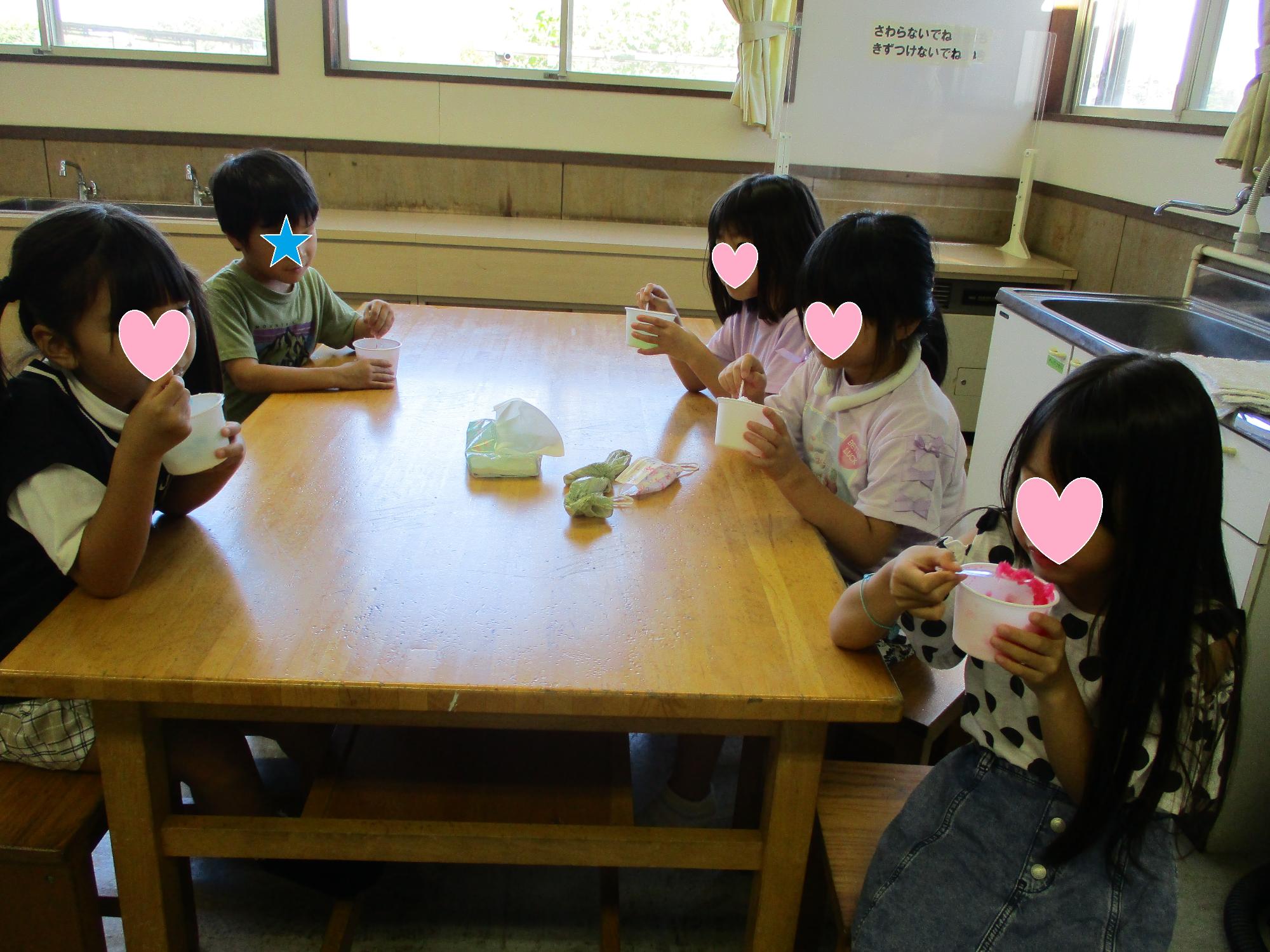 かき氷を食べている子供たち