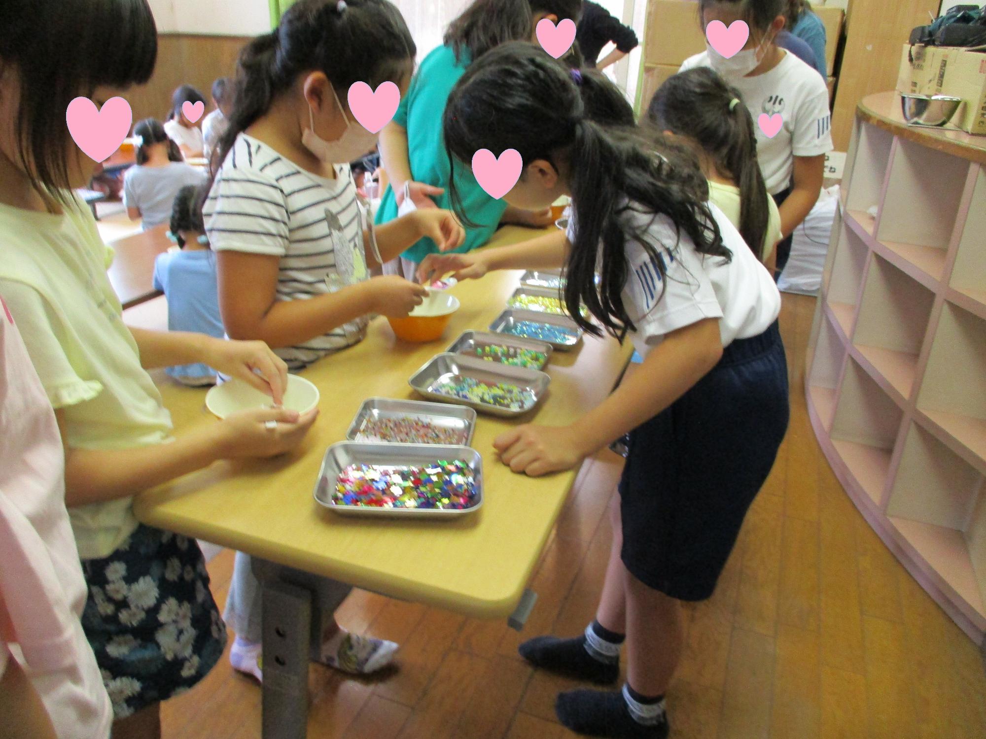 材料を選んでいる子供たち