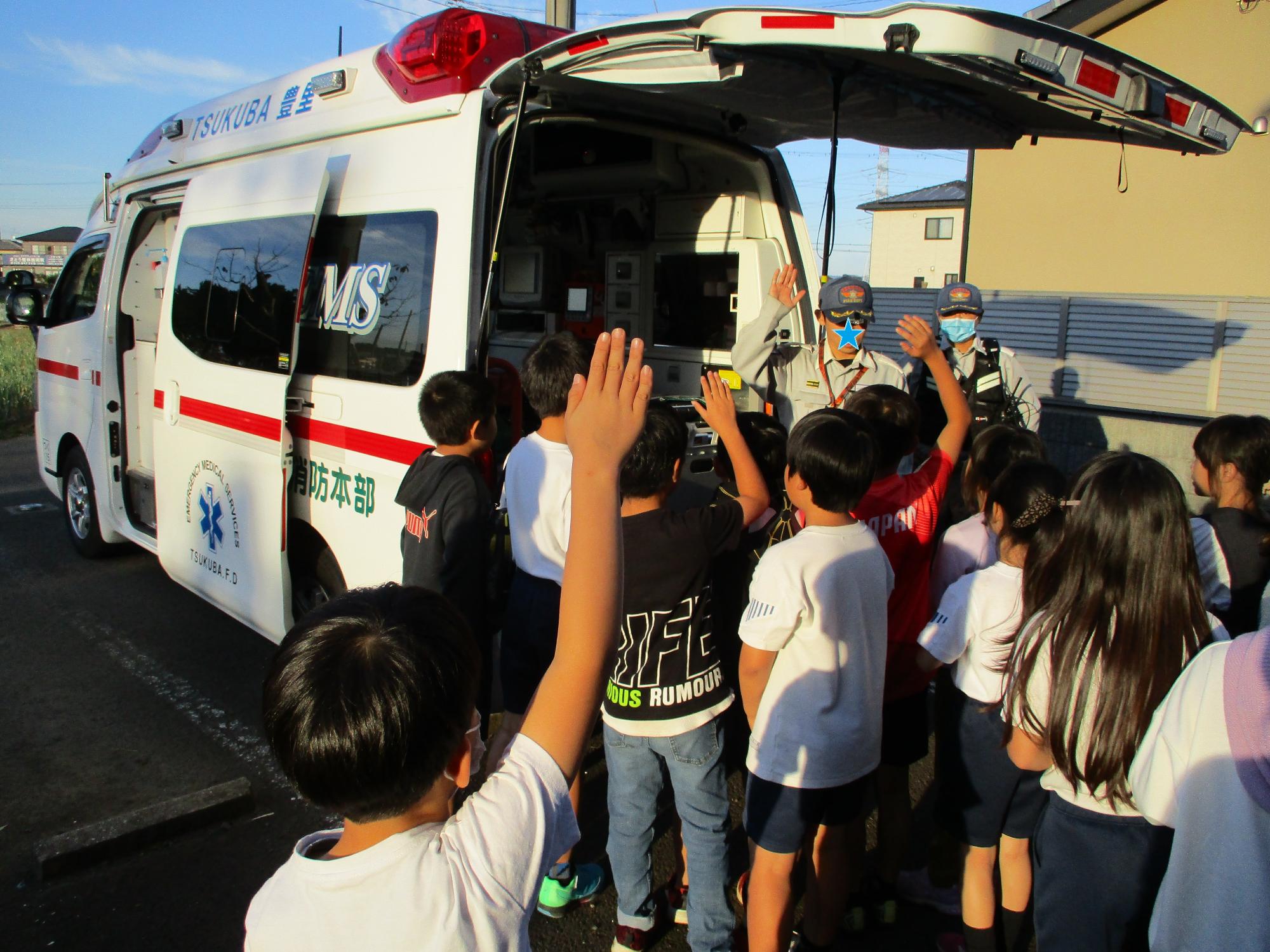 救急車の見学をしている子供たちいる