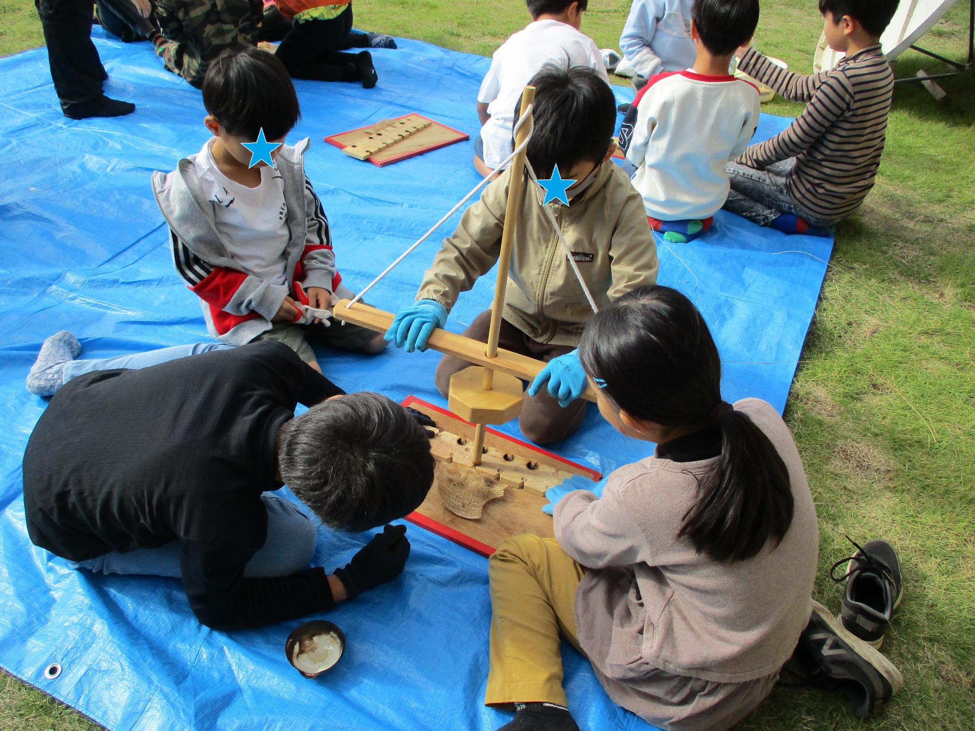 火おこし体験をしている子供たち