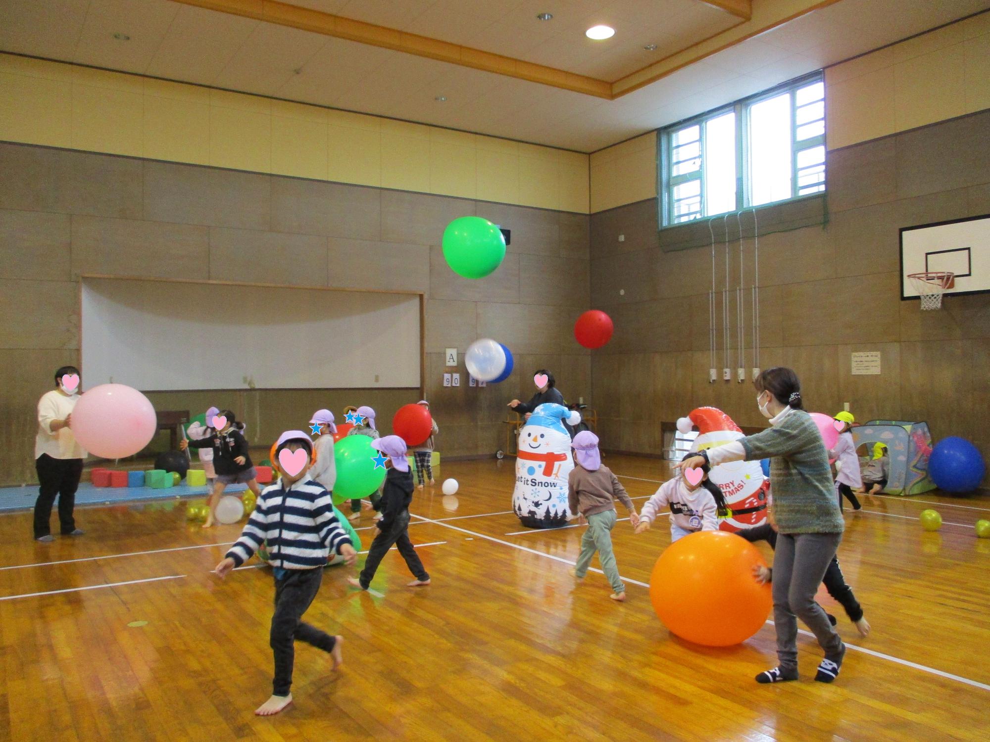 風船で遊んでいる子供たち