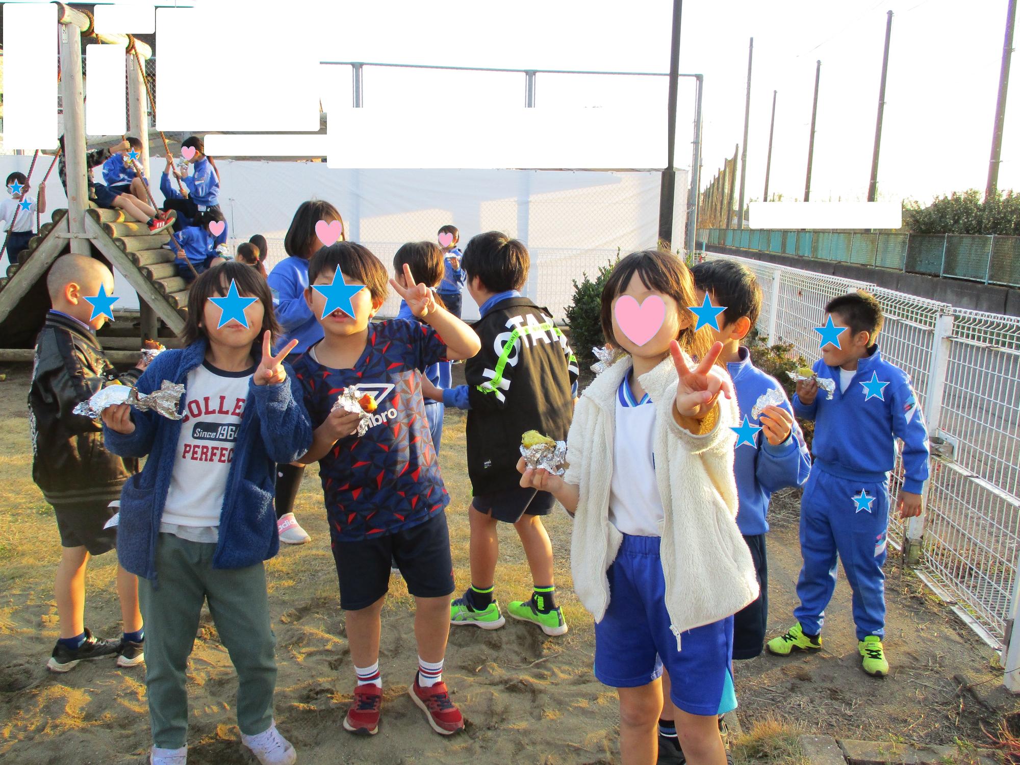 焼きいもを食べている子供たち