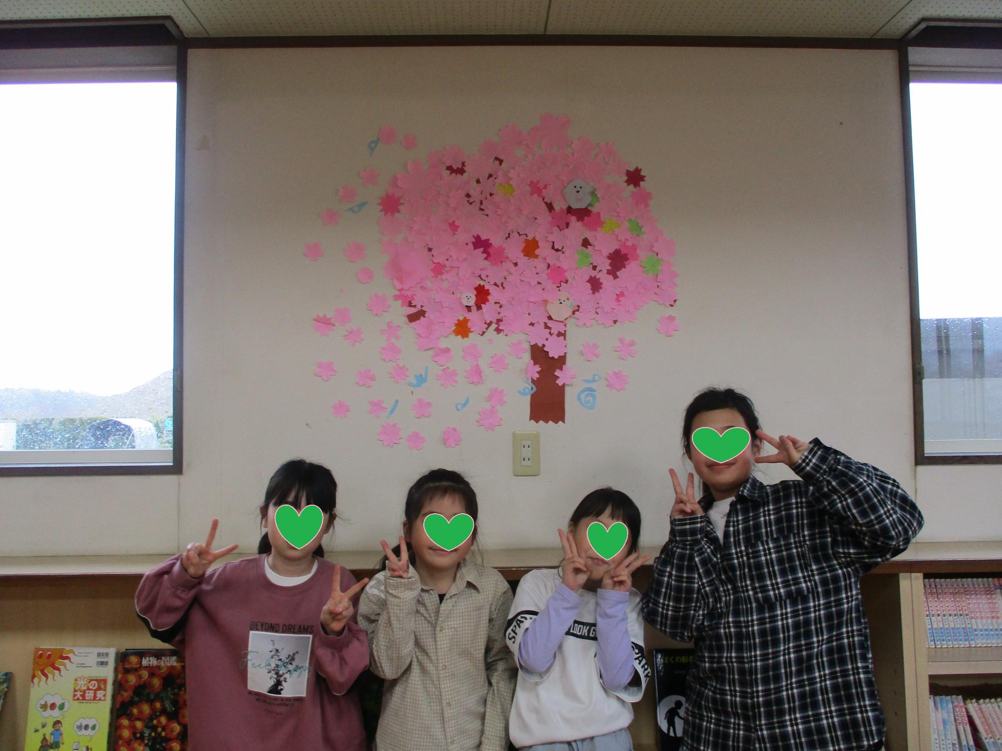 桜の壁面飾りと子供たち