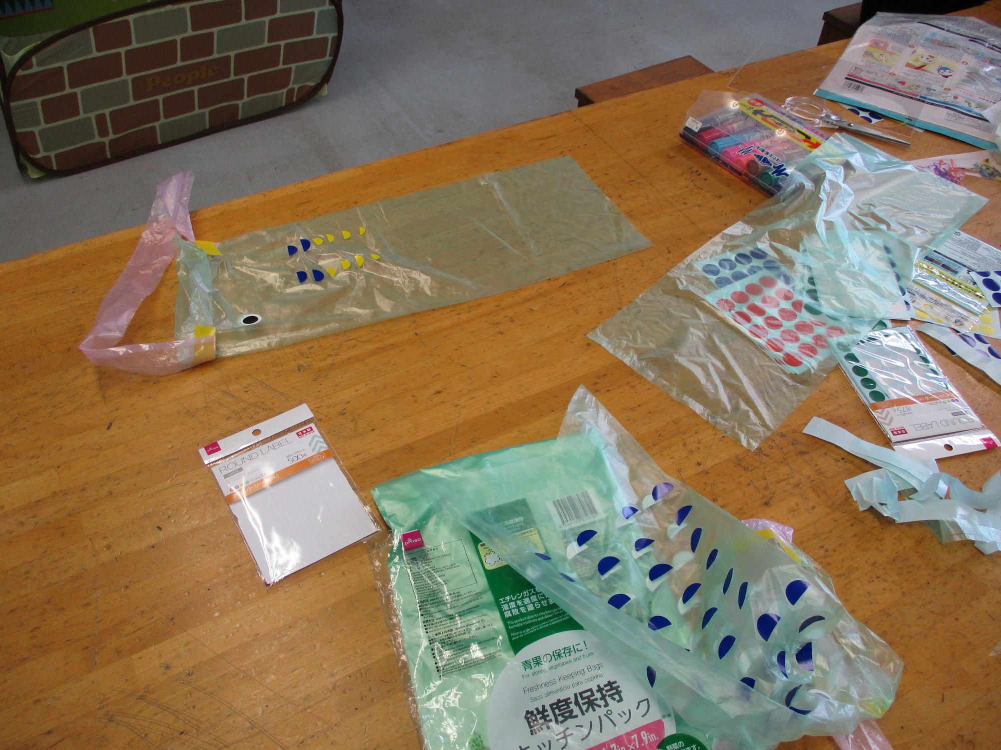 鱗用にシール貼り