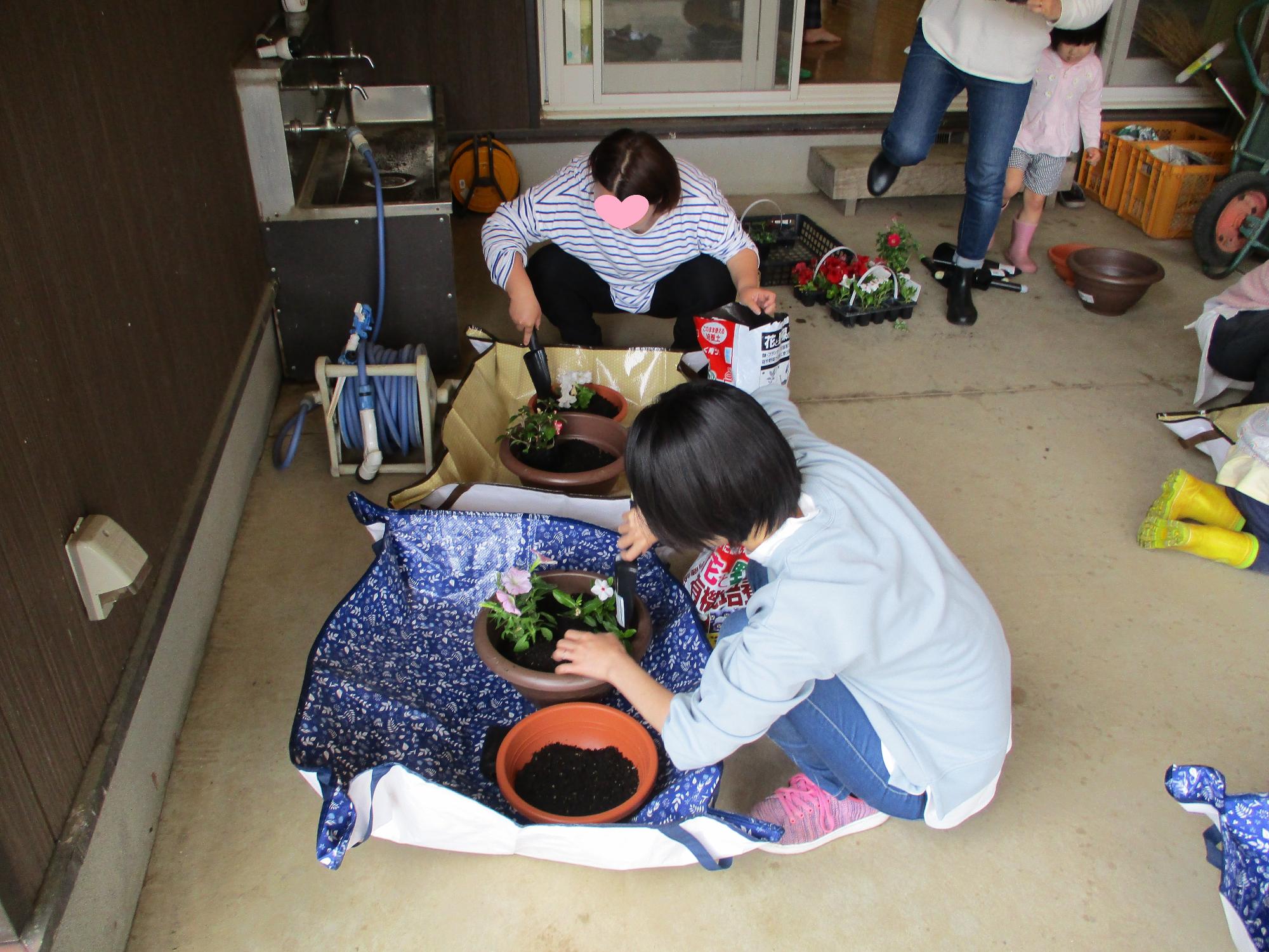 一生懸命土入れ作業