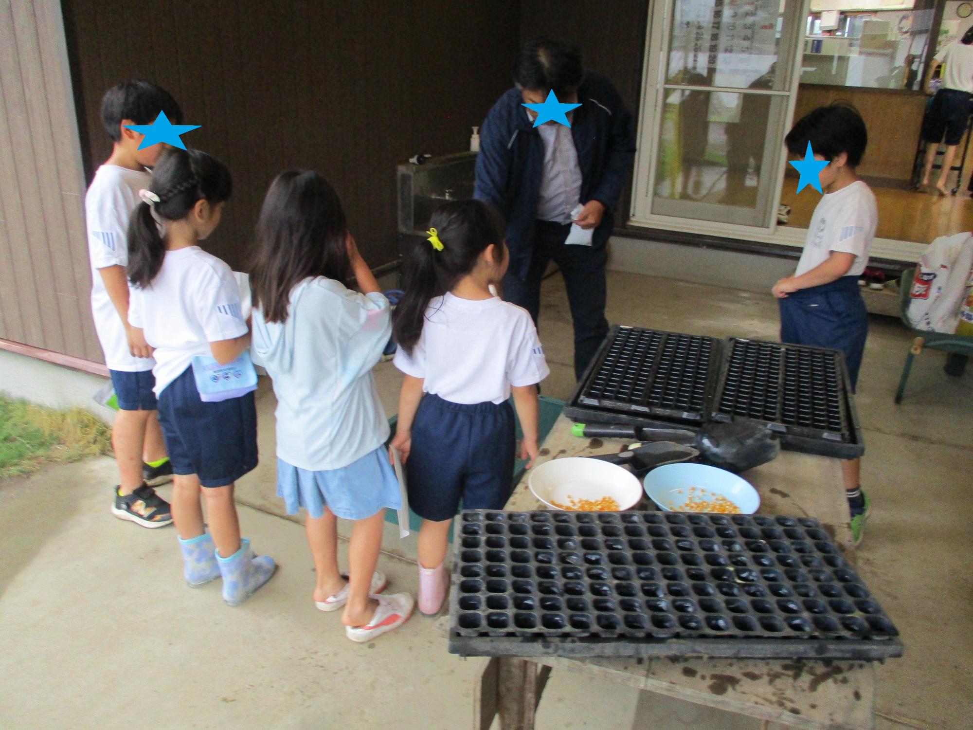 館長の説明を聞く子どもたち