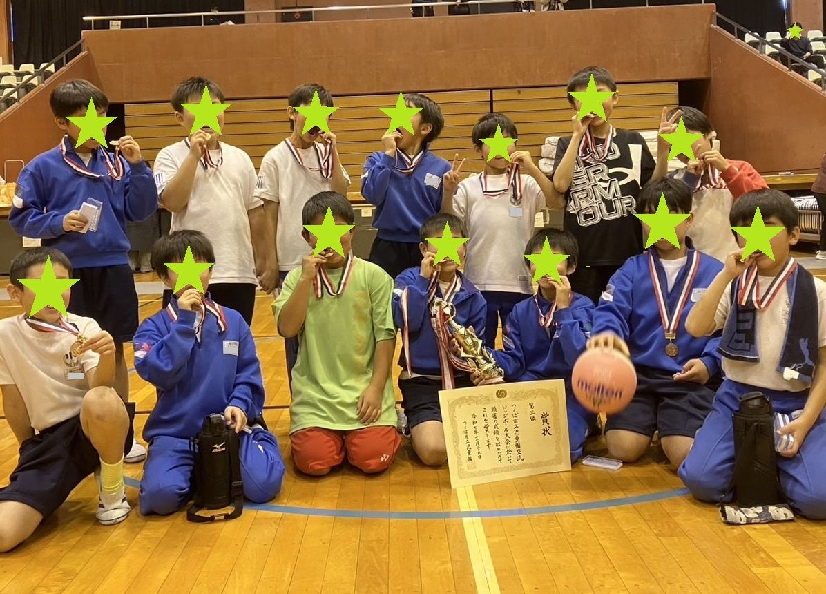 メダルをかけて記念写真を撮る選手たち