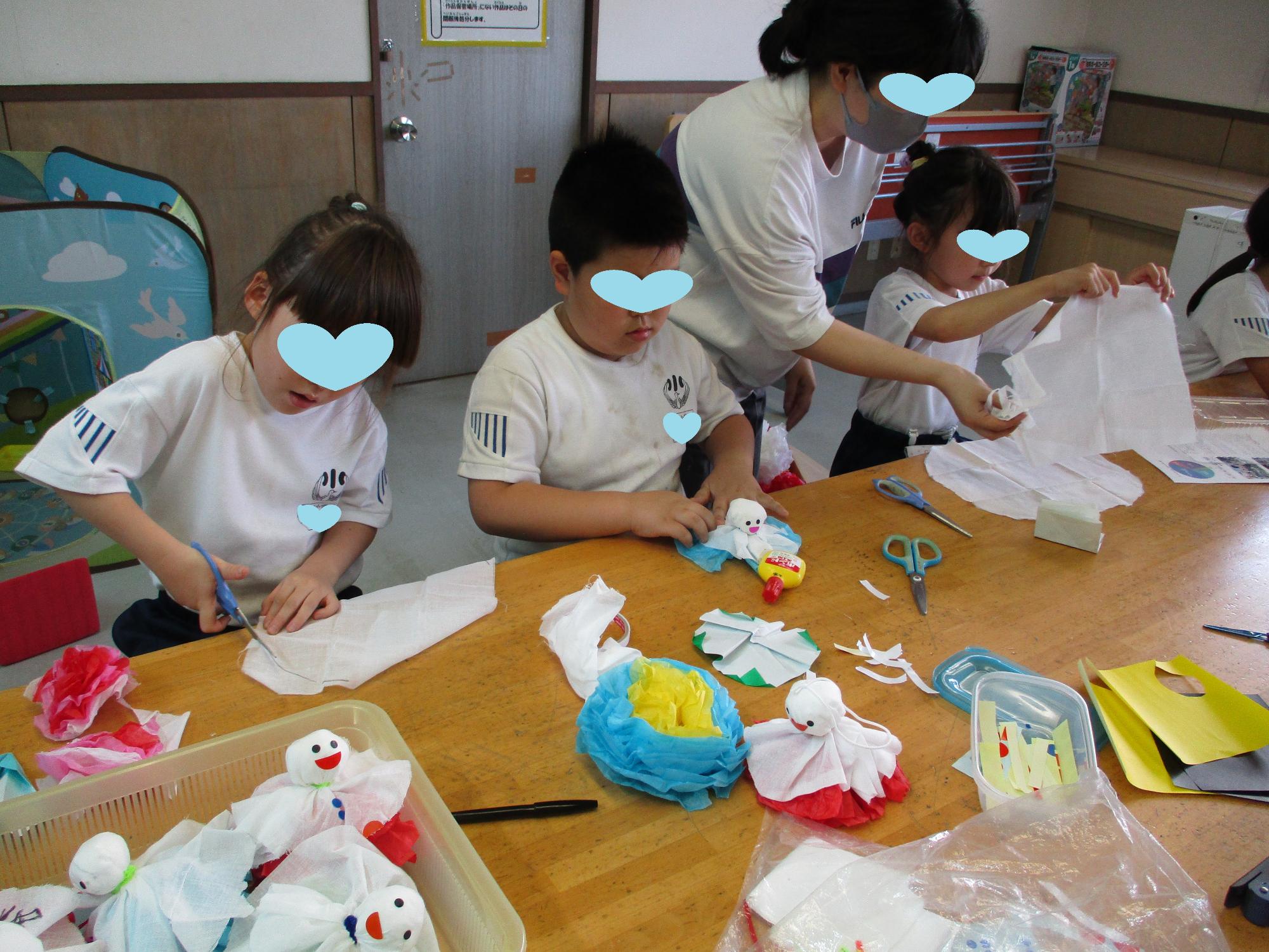 一生懸命てるてる坊主作りをするみんな