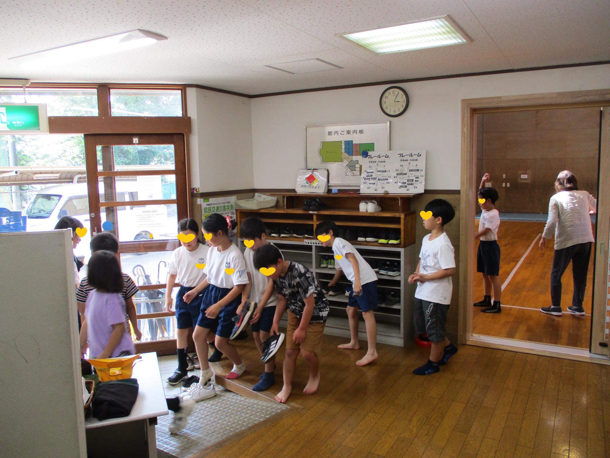 避難場所に素早く非難する参加者
