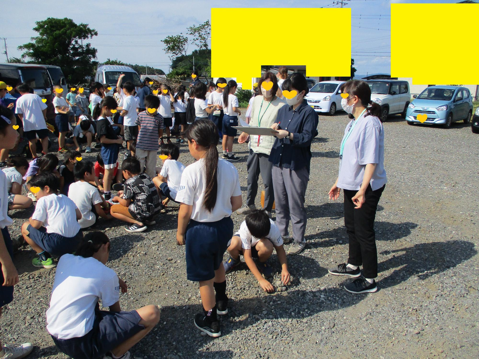 避難場所で点呼を受ける参加者
