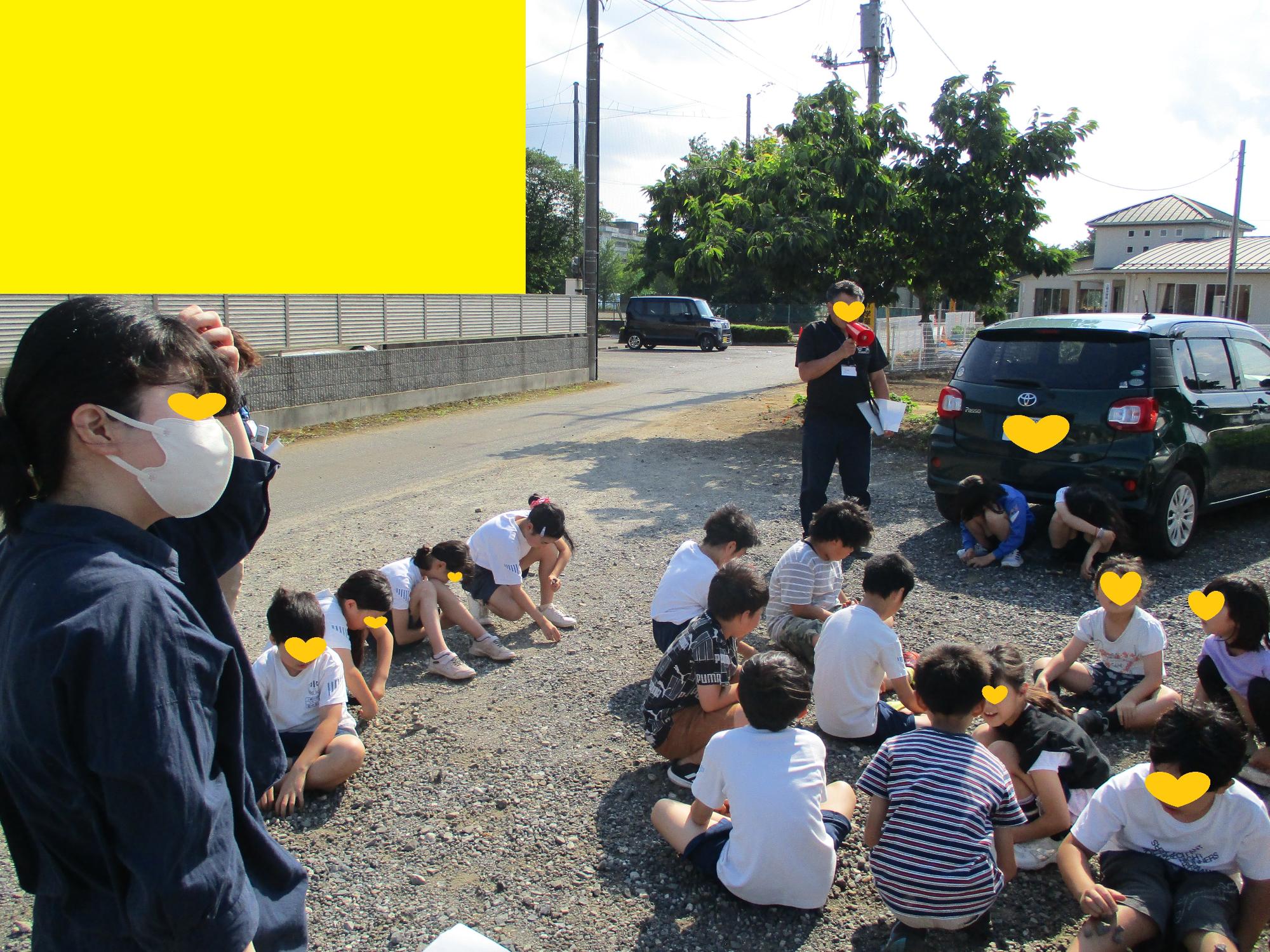 避難後館長のお話しを聞く参加者