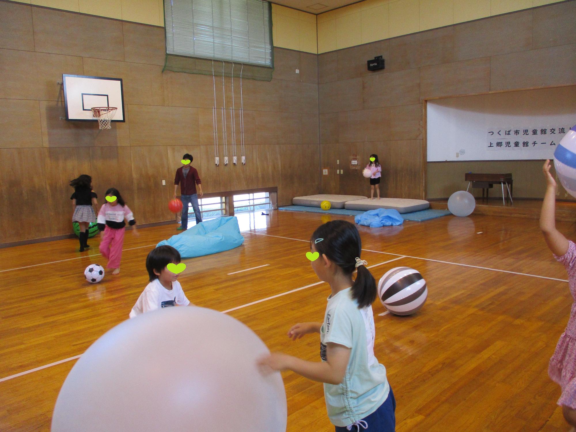 大小様々なボールで遊ぶ参加者
