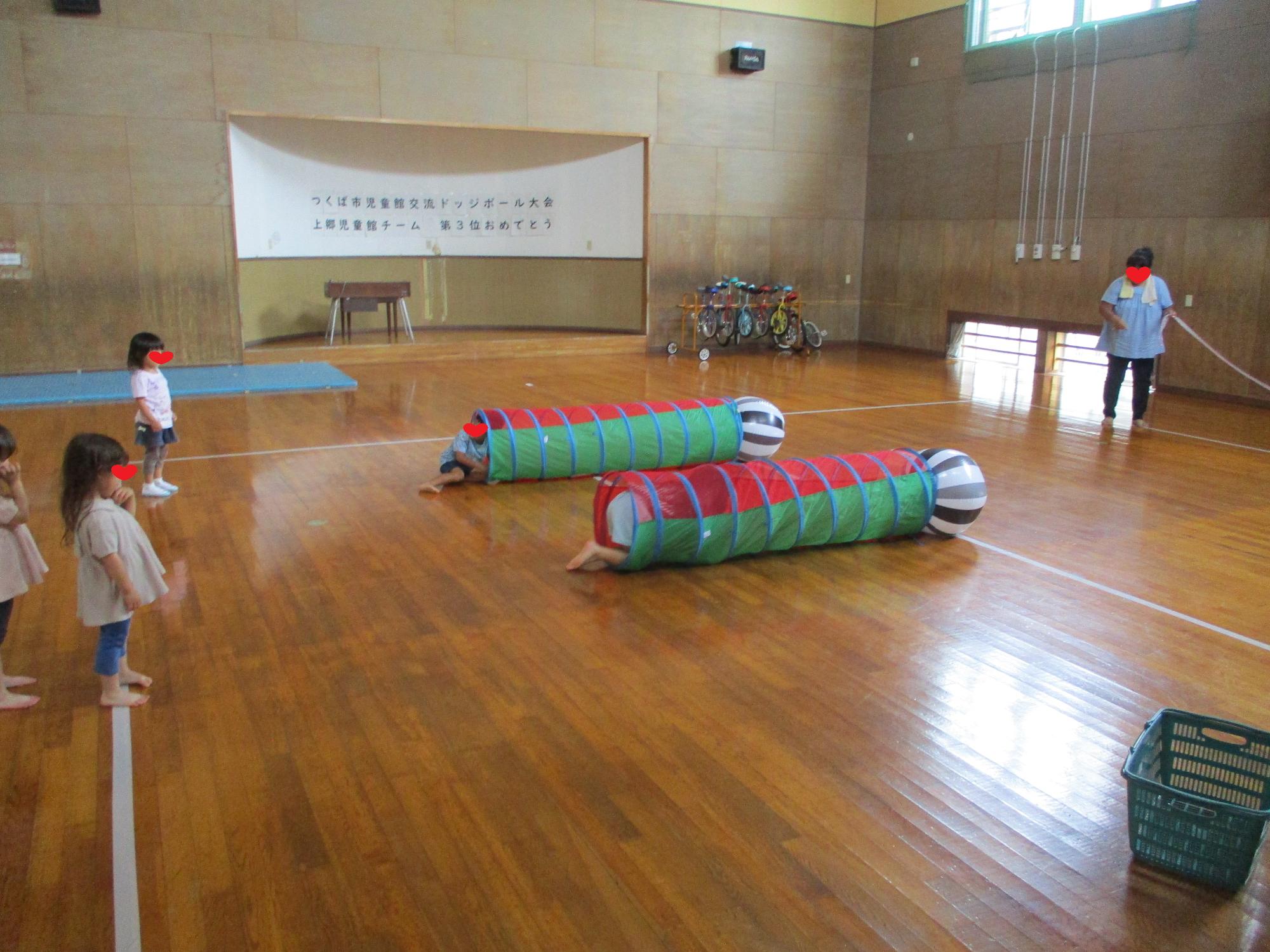 障害物競走の順番を待つ子どもたち
