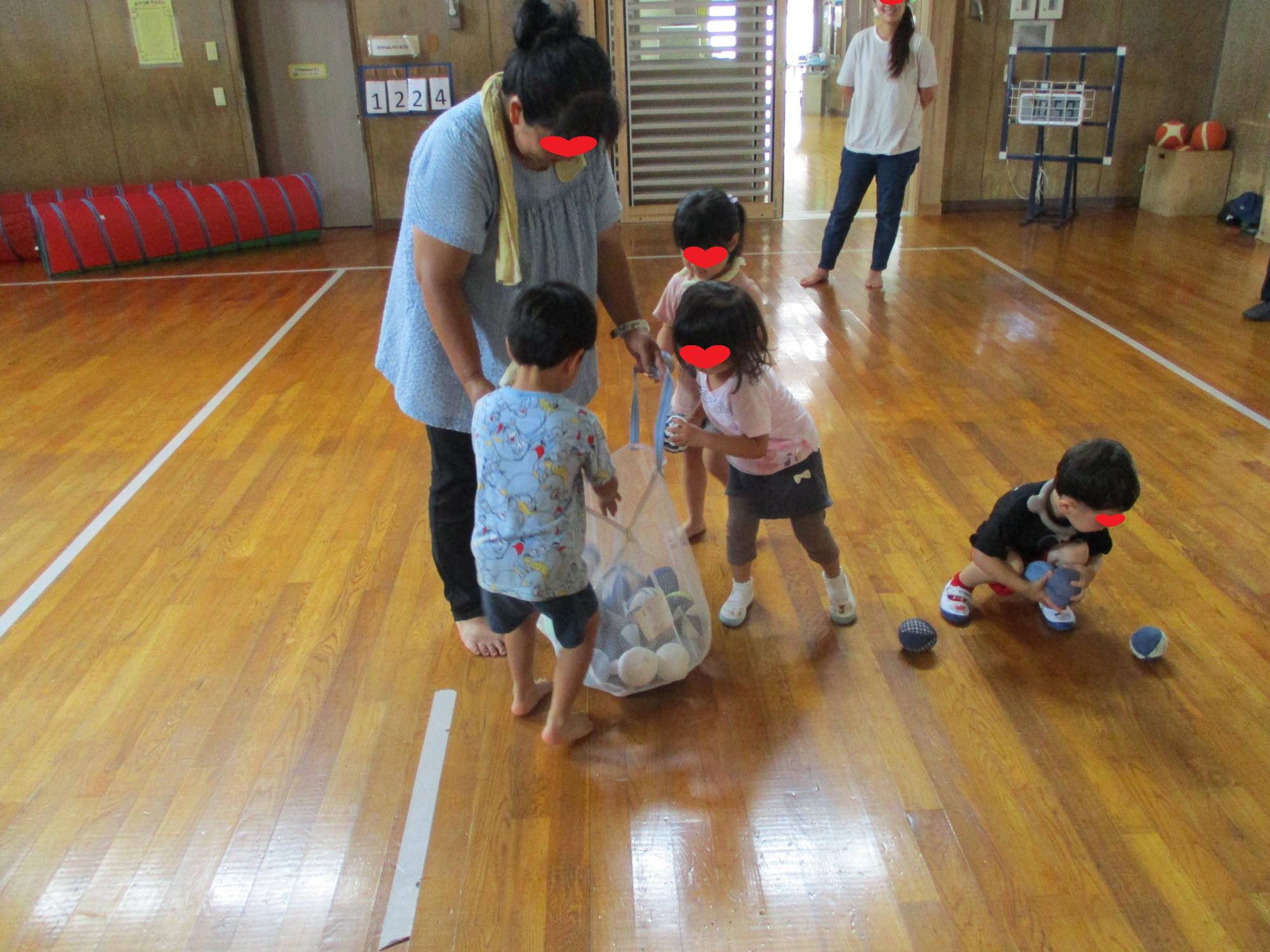 みんなで協力して片づけをする子どもたち