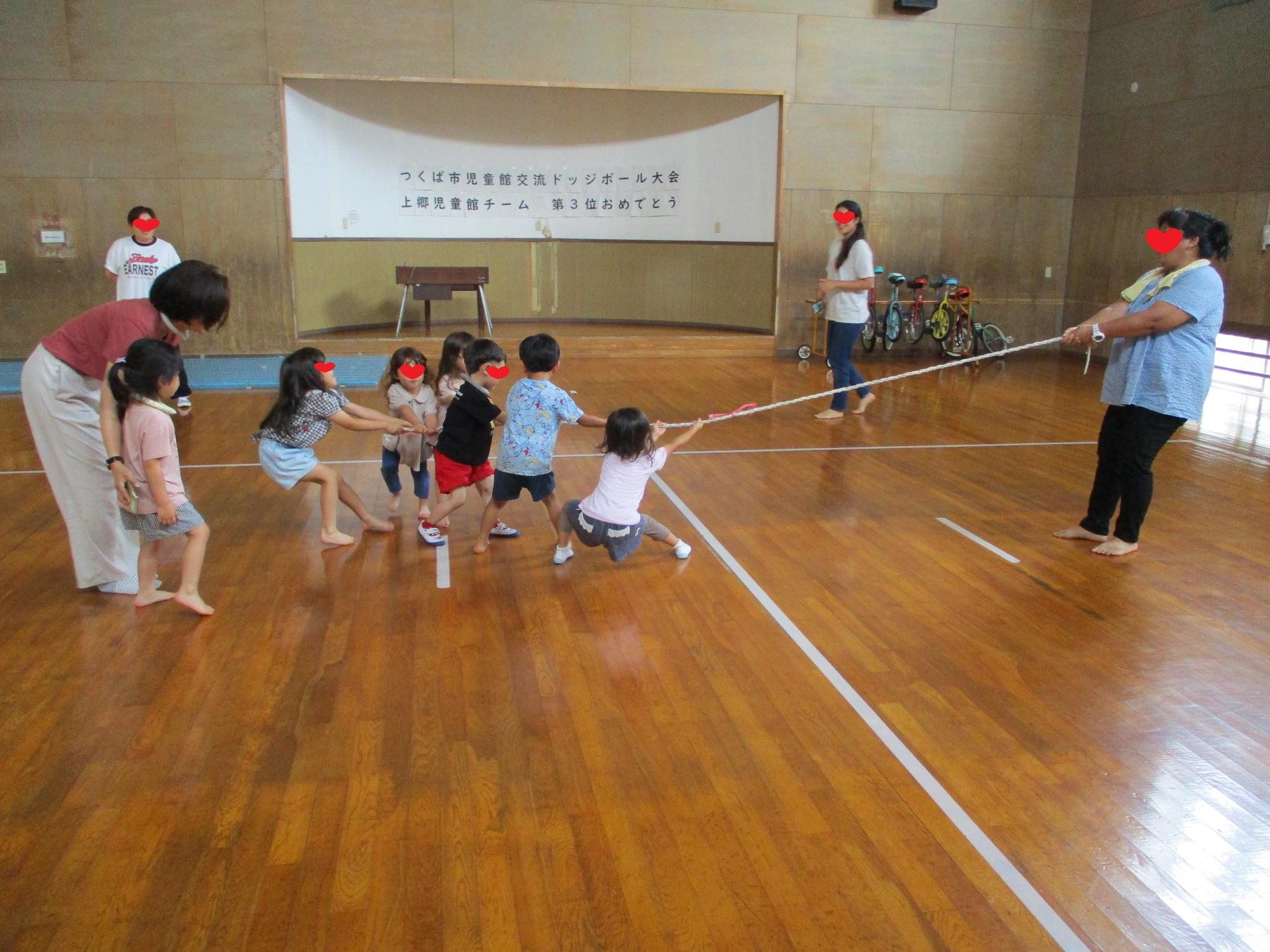 上田先生子対どもたちの綱引き