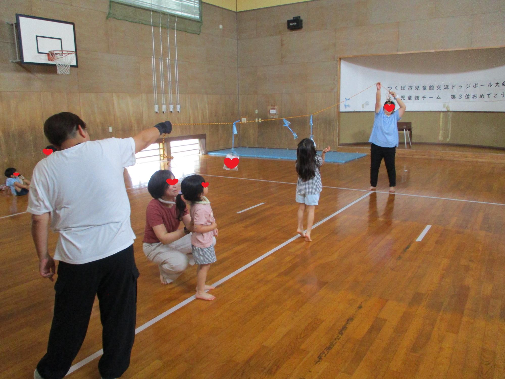 パン食い競争に挑戦する子どもたち