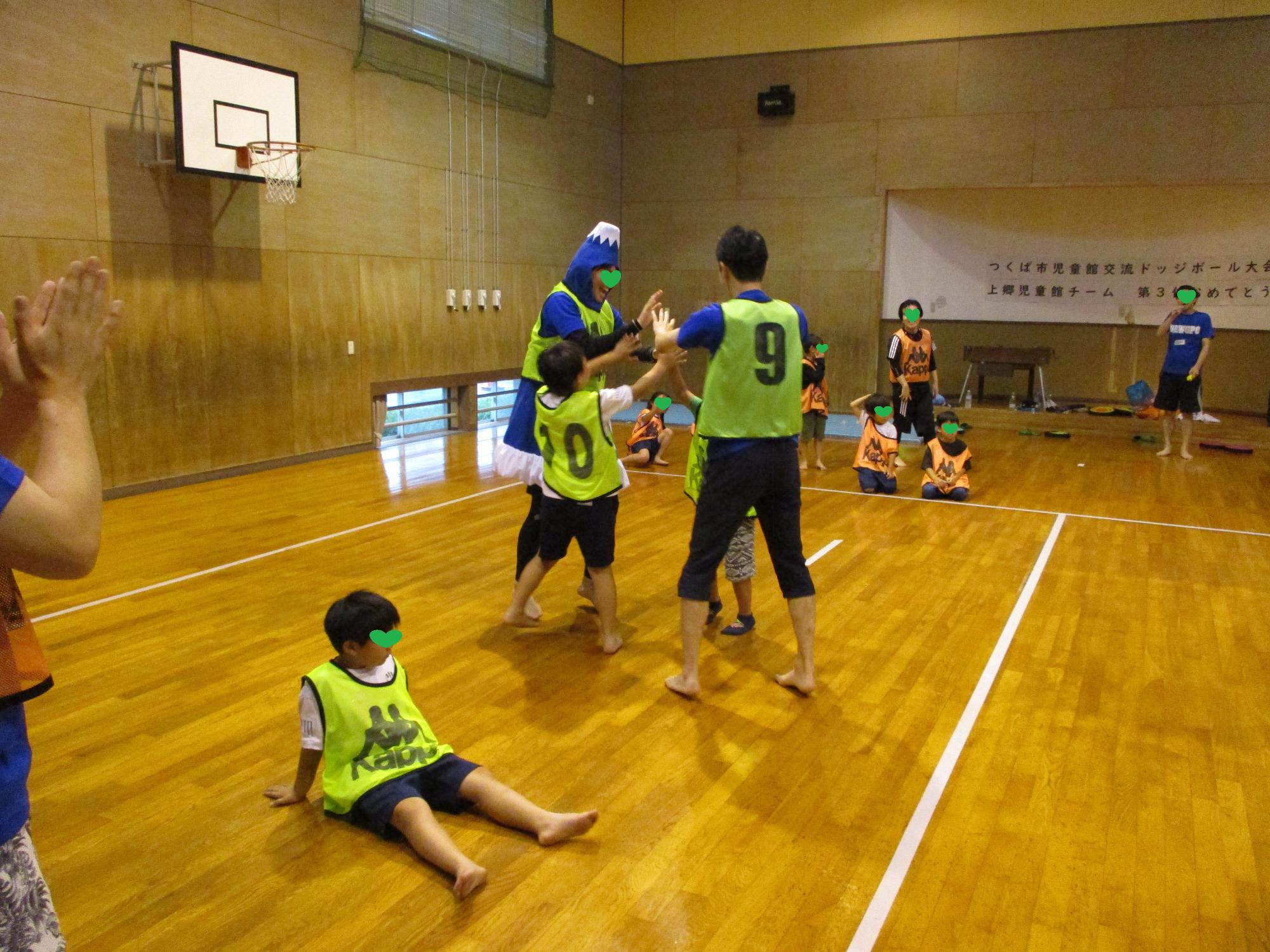 試合終了後、勝利チームは歓喜のハイタッチ