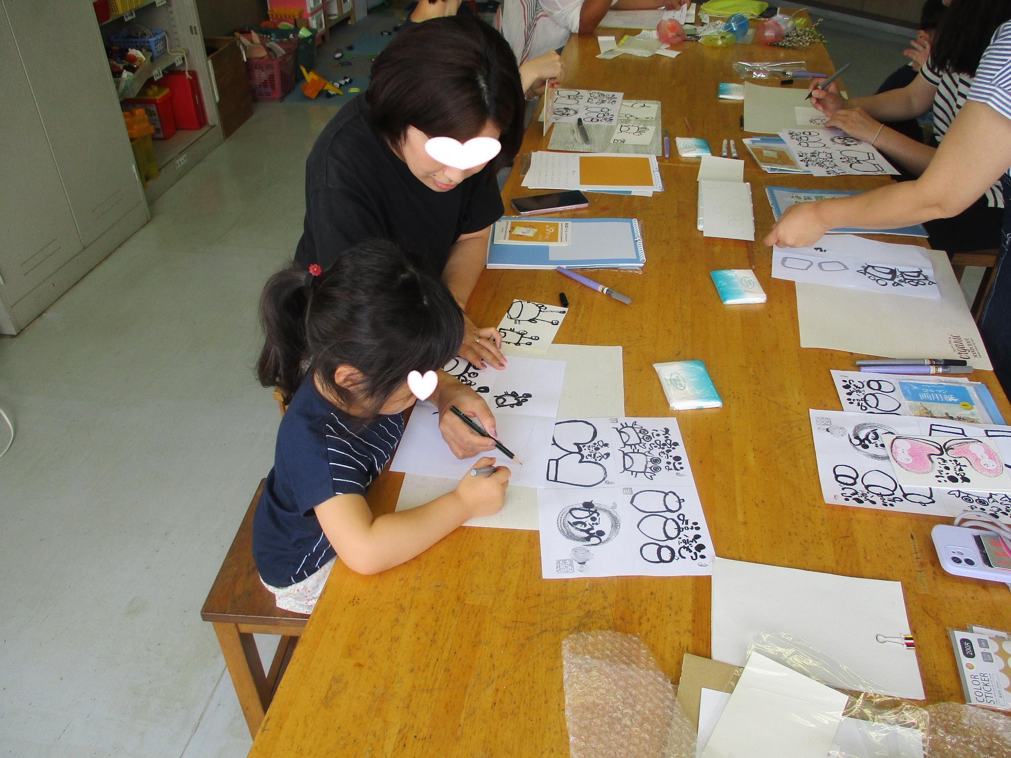 お手本を見ながらお母さんと作成