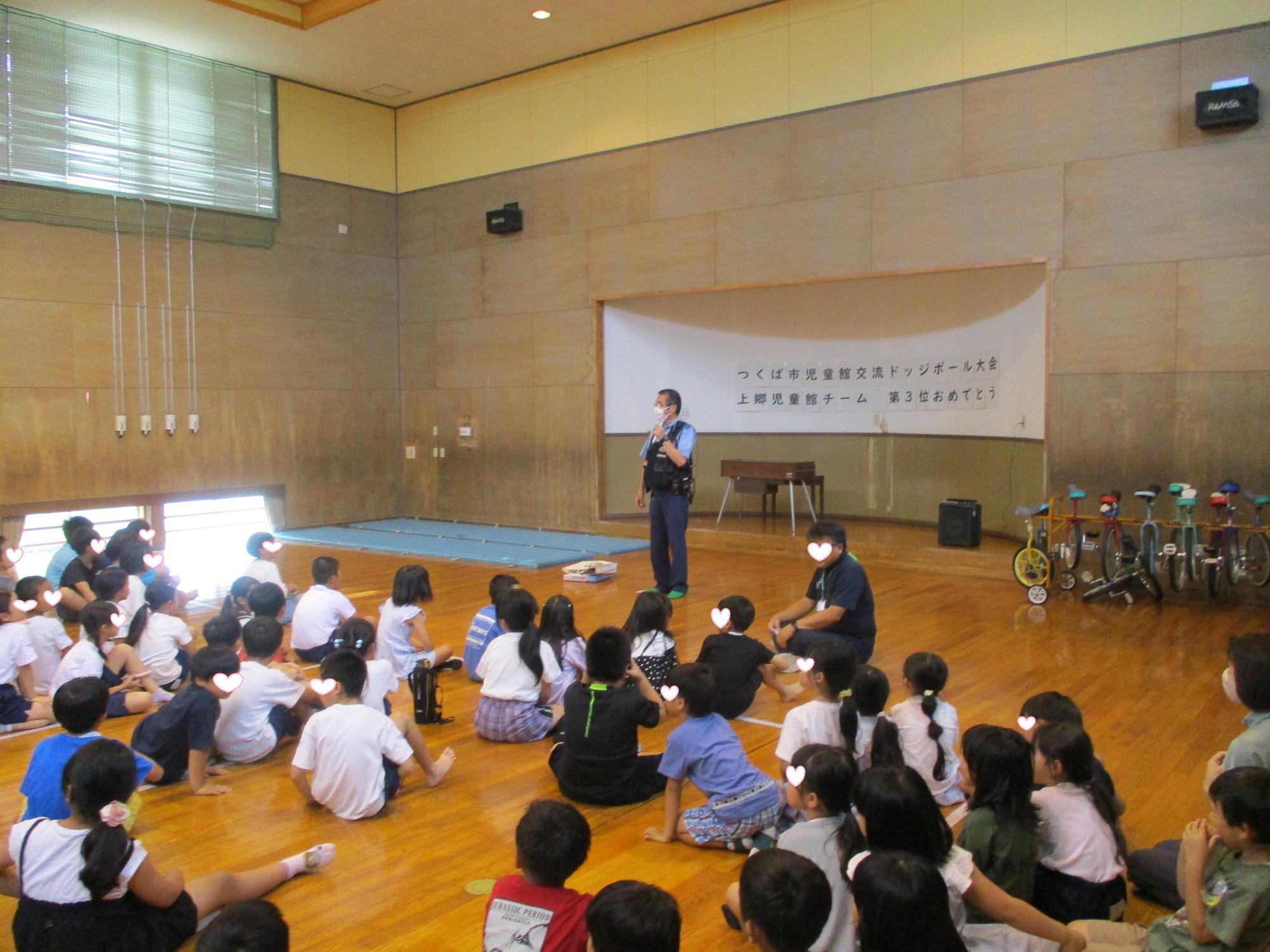 お巡りさんの話しを聞く子どもたち