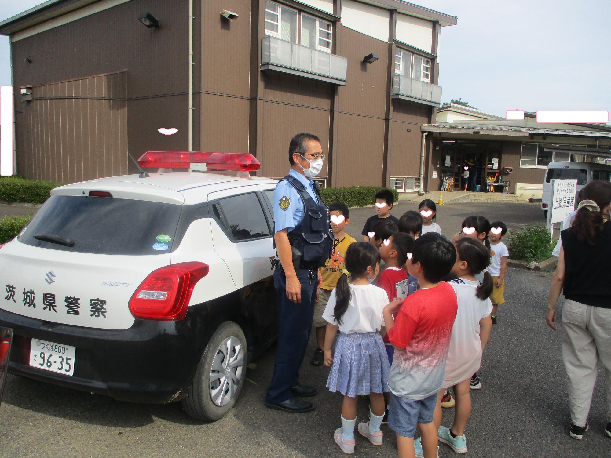 パトカーを見学、乗車体験もした子どもたち