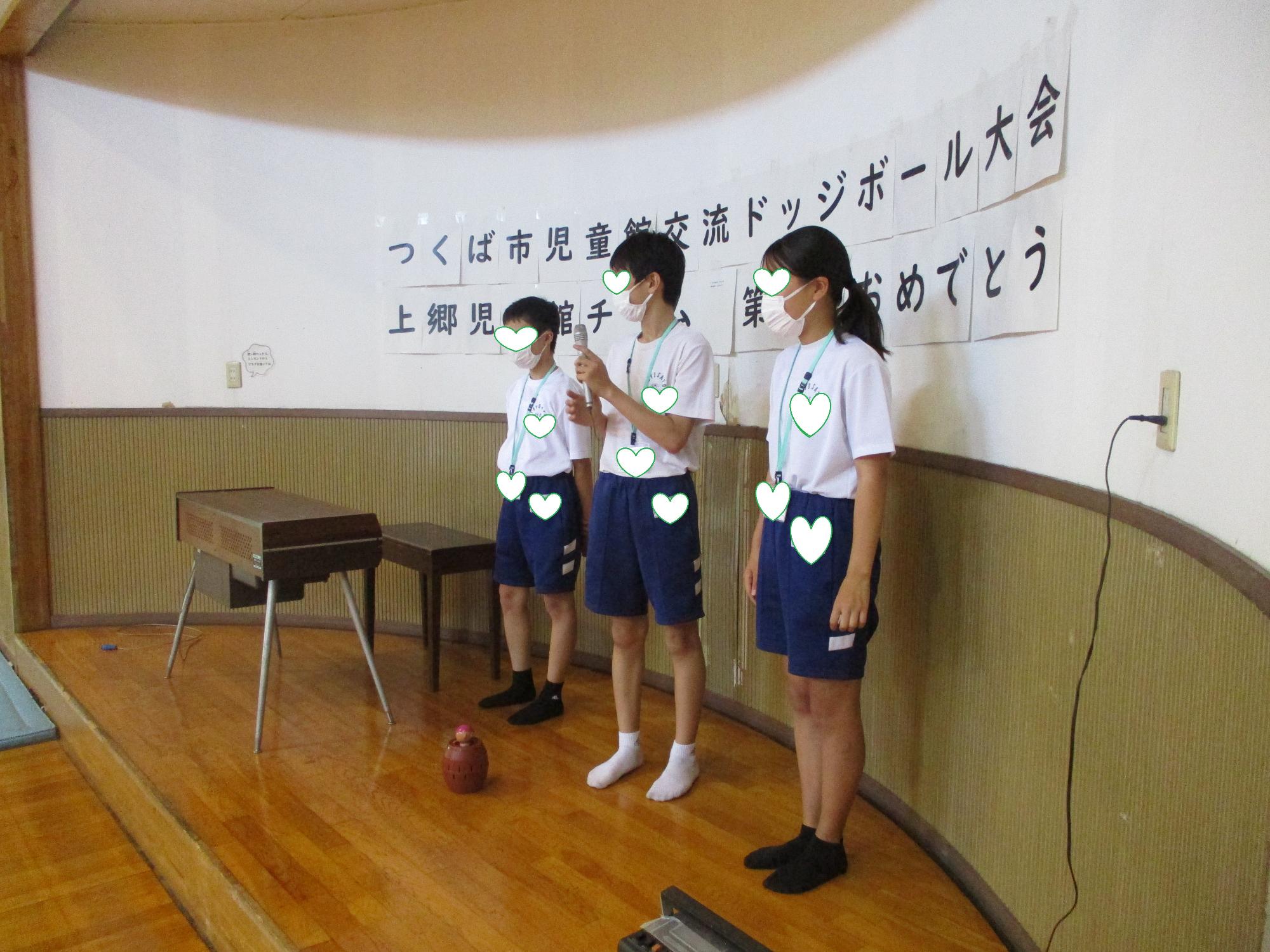 参加者の前で堂々としっかりお話しをする中学生