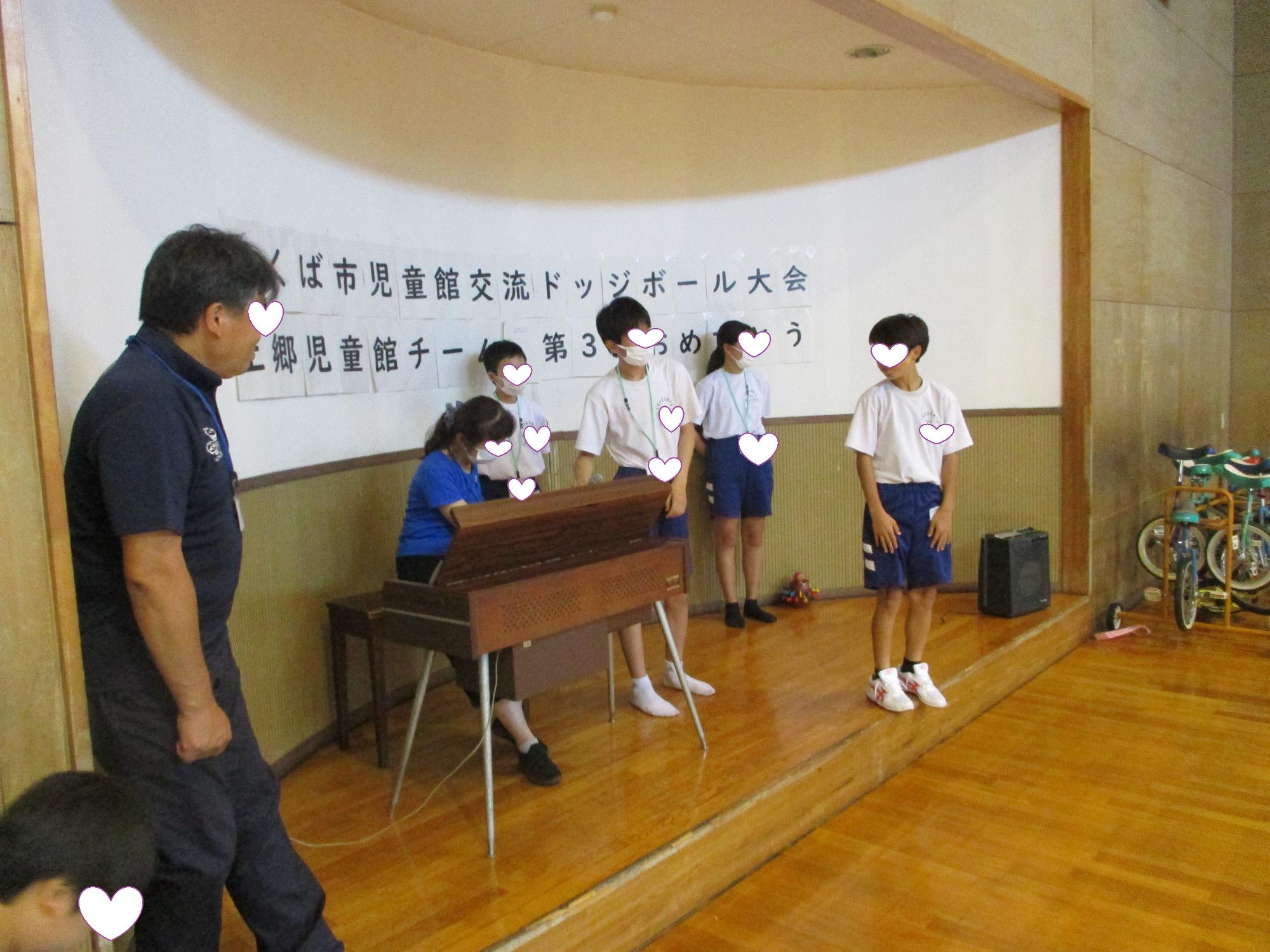 じゃんけん列車でオルガンを弾く坂入先生