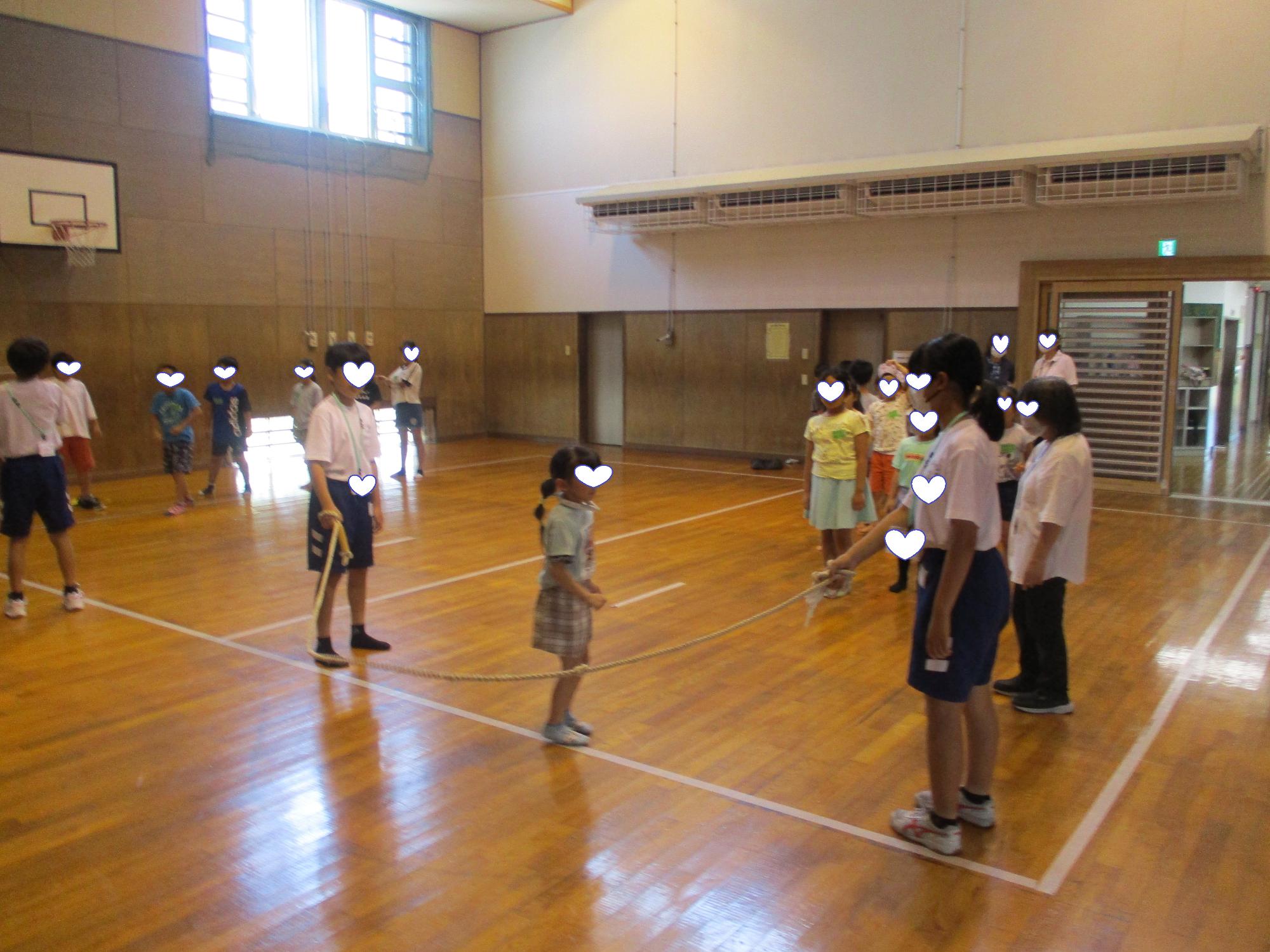 大なわとびをする1年生